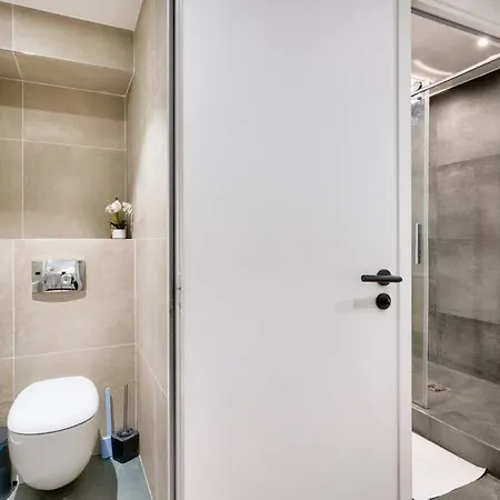 Superb 2 Bed In The Center 11th District Appartement Parijs