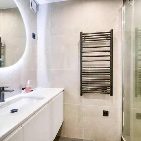 Superb 2 Bed In The Center 11th District