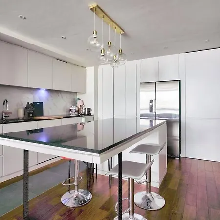 Superb 2 Bed In The Center 11th District